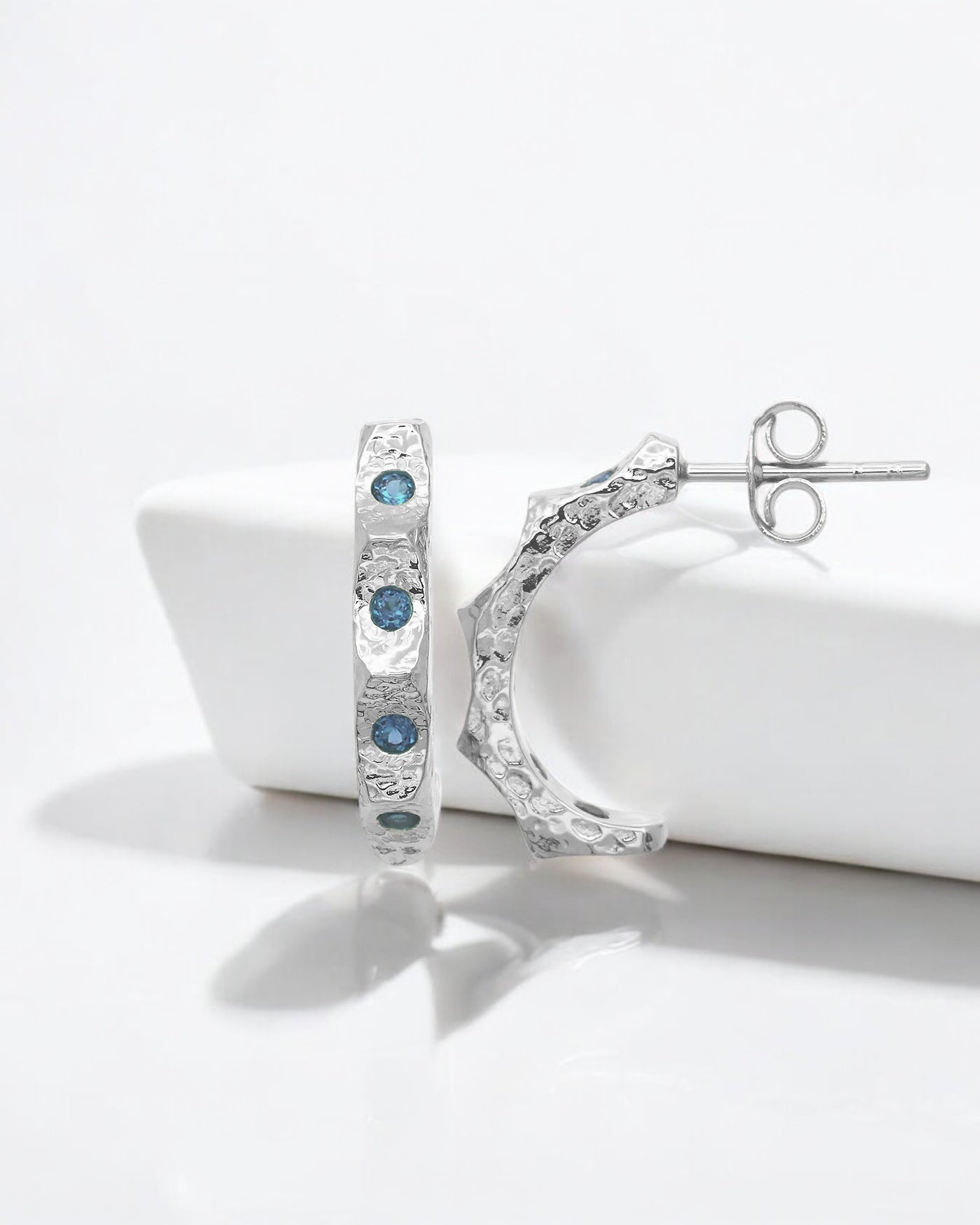 Carolin_Stone_Jewellery_Hidden_Inner_Strength_Ohrringe_Kommunikation_1-Photoroom.jpg