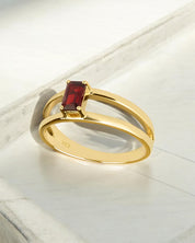 Imaginative Ring Garnet Gold