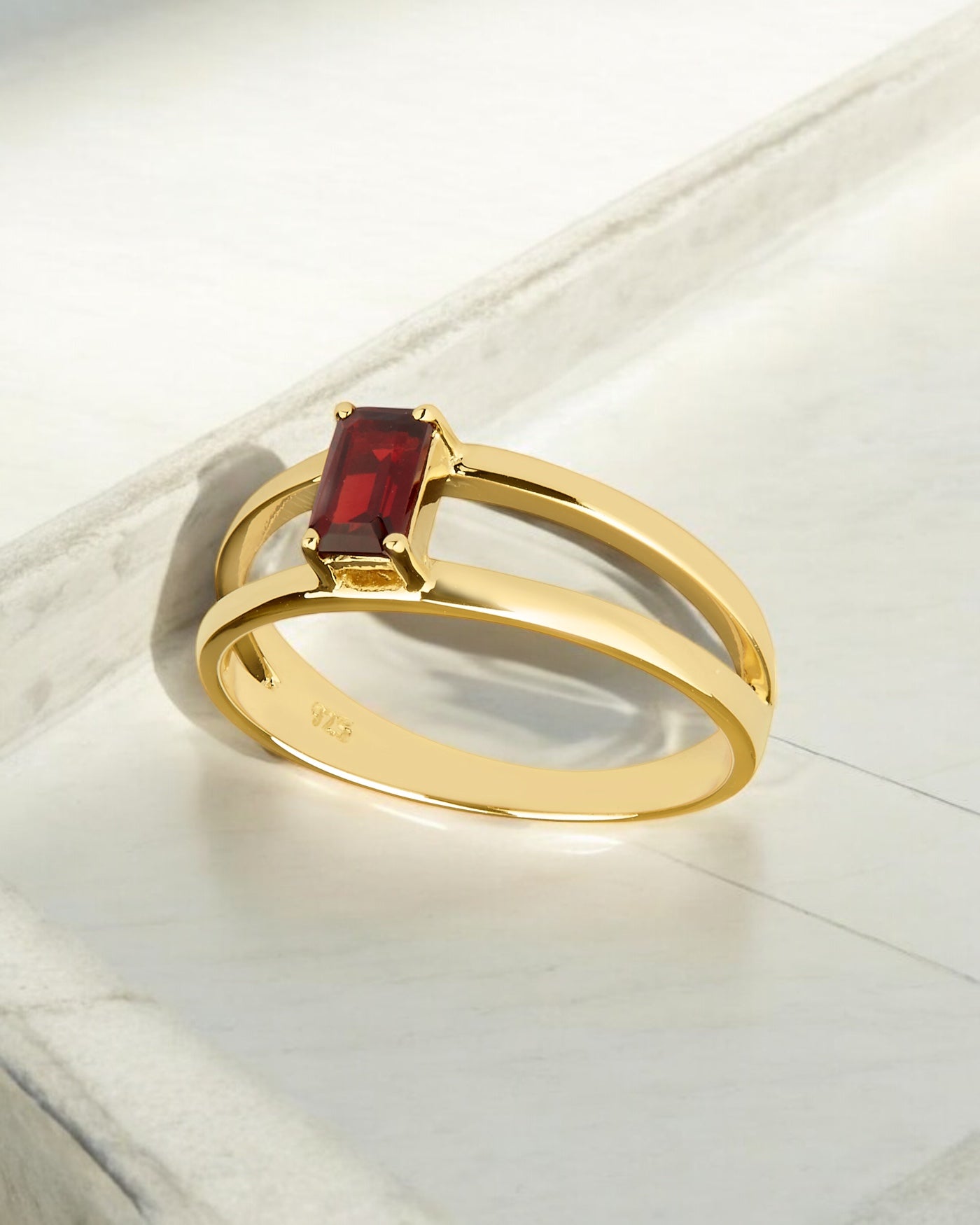 Carolin_Stone_Jewellery_Imaginative_Ring_Granat_Gold_e839b350-af1e-4459-aecd-823986db7073.jpg