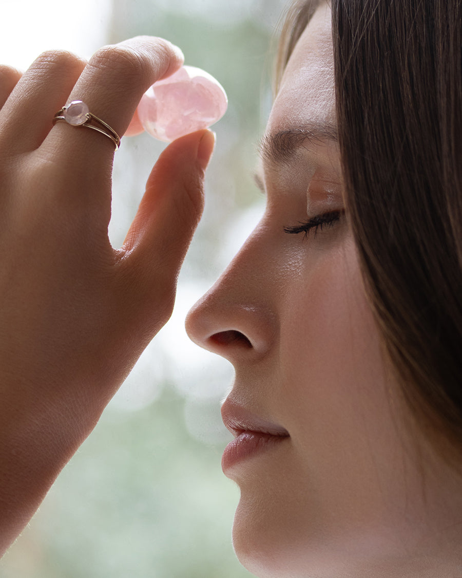 Carolin_Stone_Jewellery_Intention_Ring_Rosenquarz_Gold_am_finger2.jpg