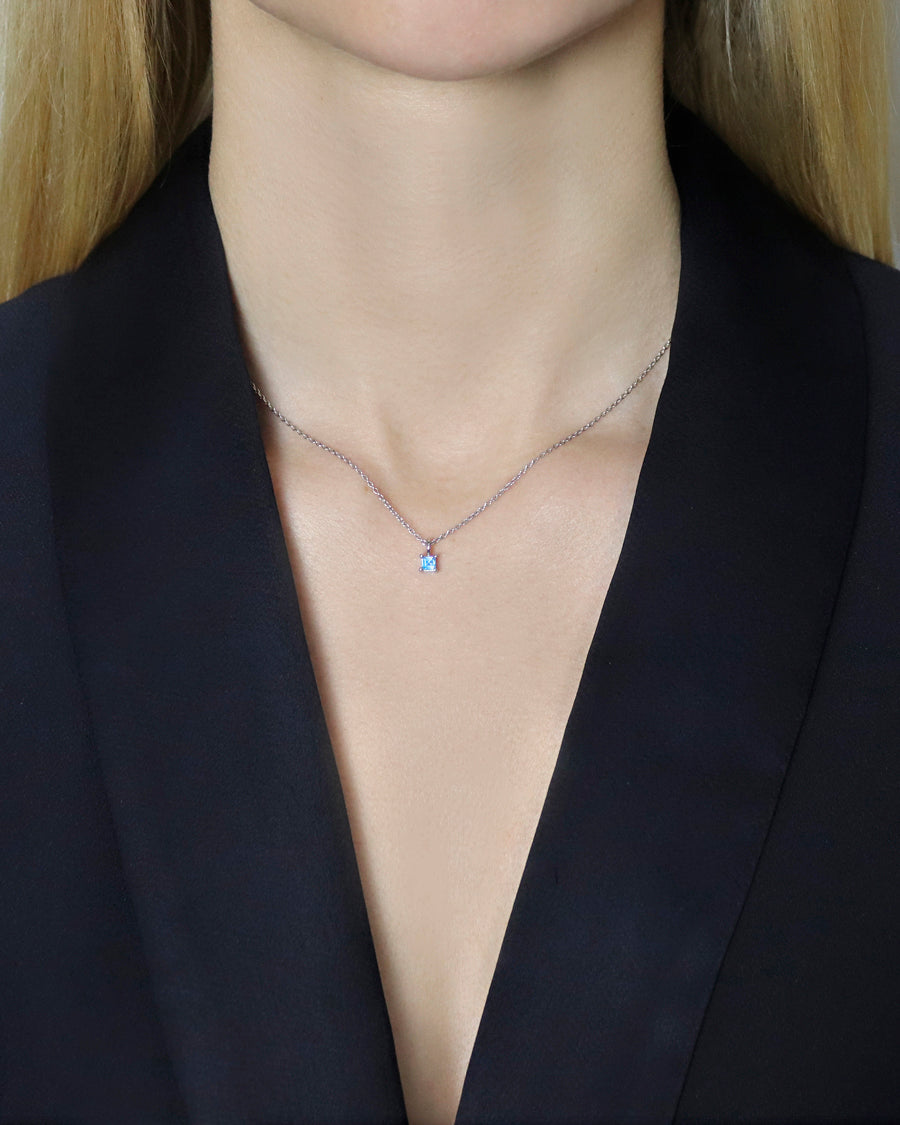 Carolin_Stone_Jewellery_Kommunikation_Halskette_Topas_Silber_am_hals.jpg