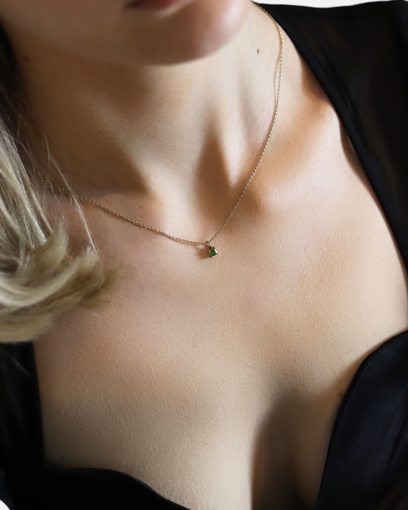 Carolin_Stone_Jewellery_Kreativitat_Halskette_Chromdiopsid_Gold_am_hals_1.jpg
