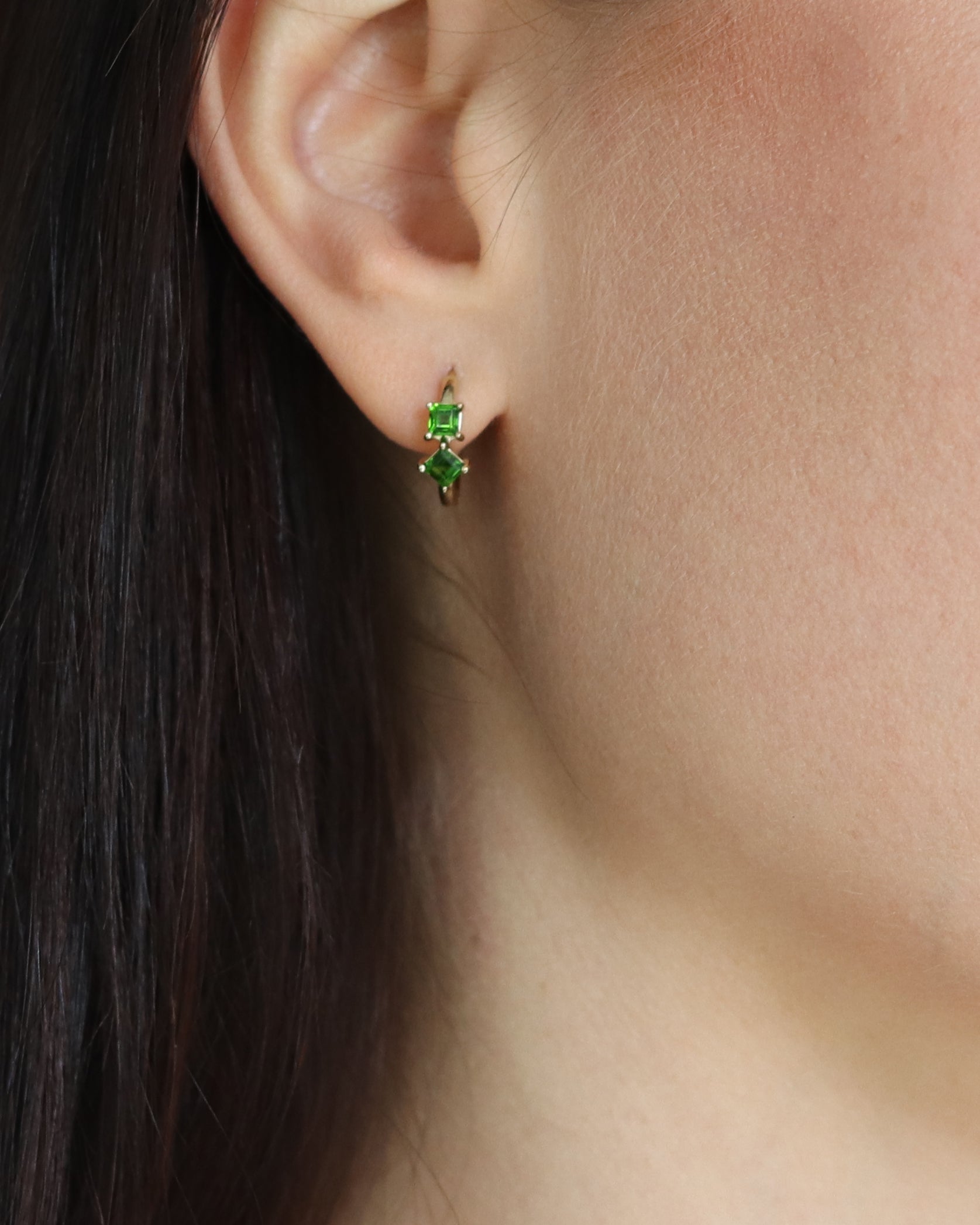 Carolin_Stone_Jewellery_Little_Kreativitat_Ohrringe_Chromdiopsid_Gold_am_model_1.jpg