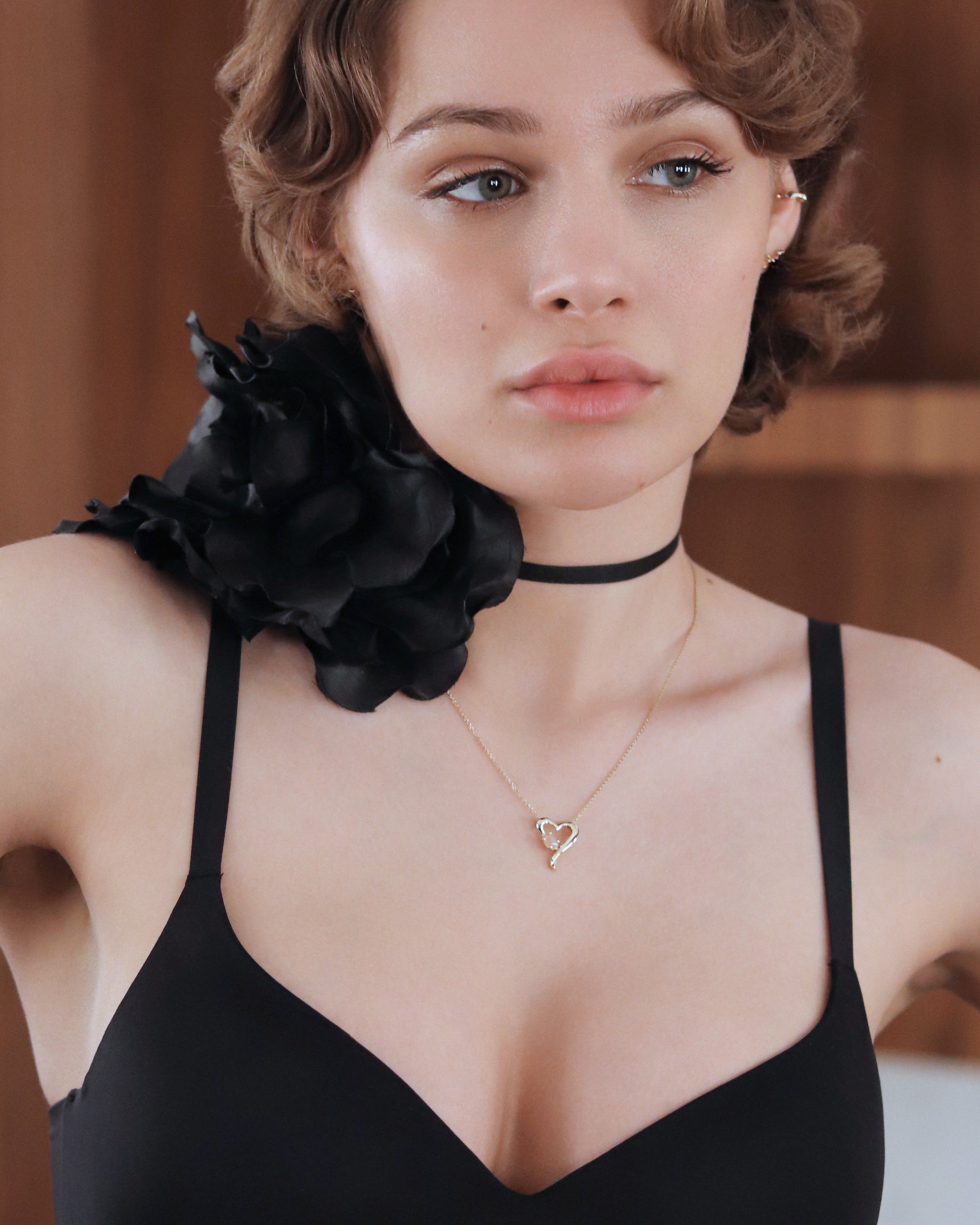 Carolin_Stone_Jewellery_Lovely_Herz_Halskette_Mondstein_Gold_am_model_1.jpg