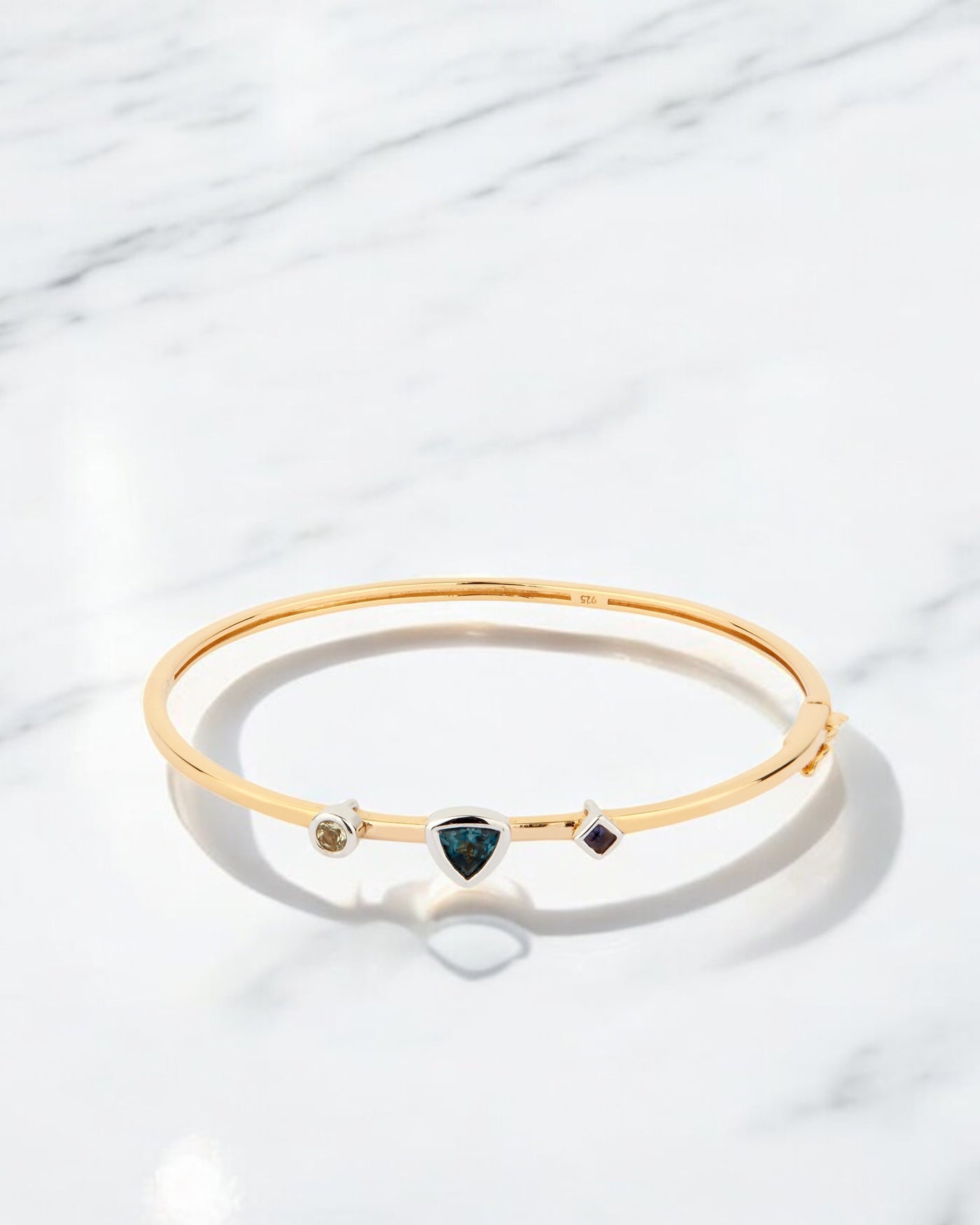 Carolin_Stone_Jewellery_Lucid_Armreif_Topas_Gold_1-Photoroom.jpg
