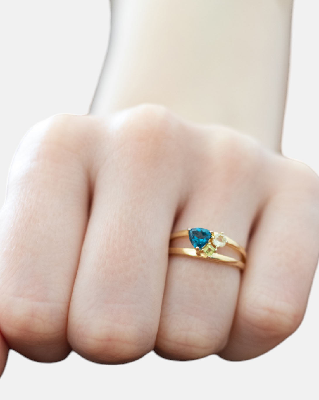 Carolin_Stone_Jewellery_Lucid_Ring_Topas_Gold_am_finger_1.jpg