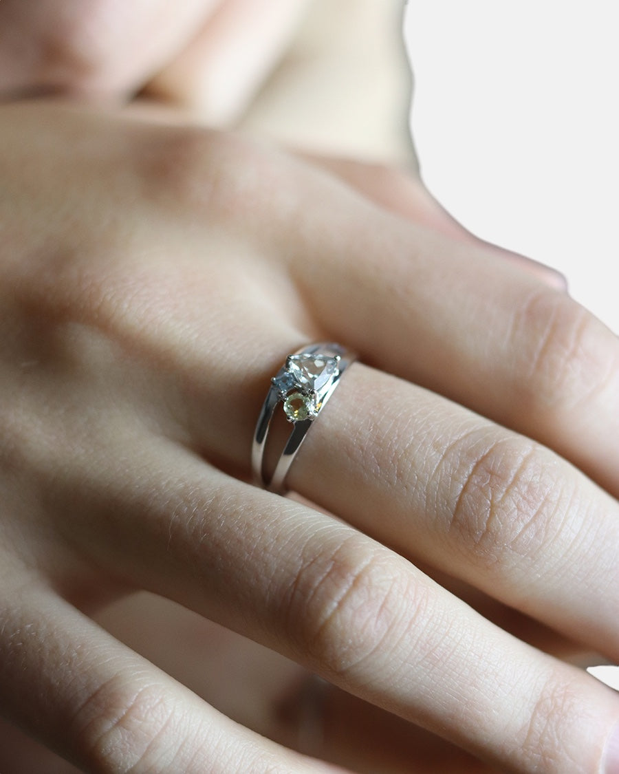 Carolin_Stone_Jewellery_Lucid_Ring_gr_ner_Amethyst_Silber_am_finger_1.jpg