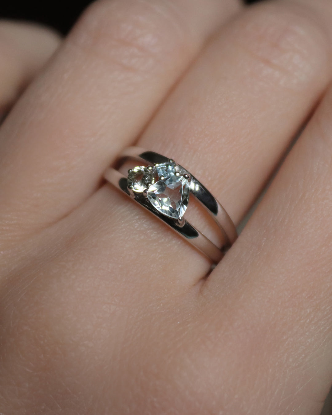 Carolin_Stone_Jewellery_Lucid_Ring_gr_ner_Amethyst_Silber_am_finger_3.jpg