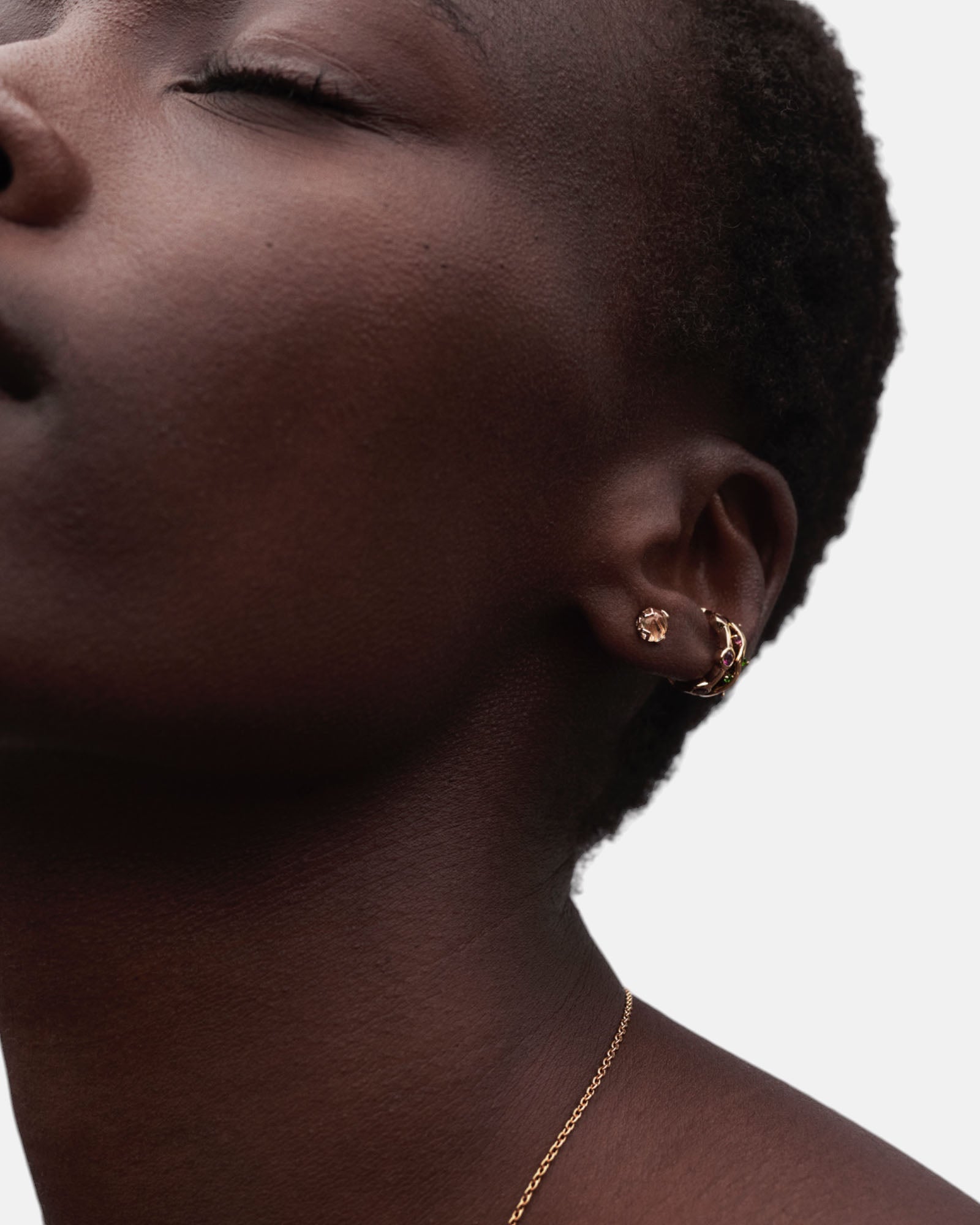 Carolin_Stone_Jewellery_Mystic_me_Ohrstecker_Rutilquarz_Gold_am_model.jpg