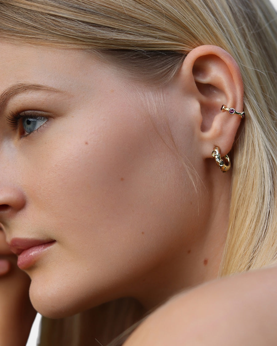 Carolin_Stone_Jewellery_Mystical_Creolen_gruner_Amethyst_Gold_am_model.jpg