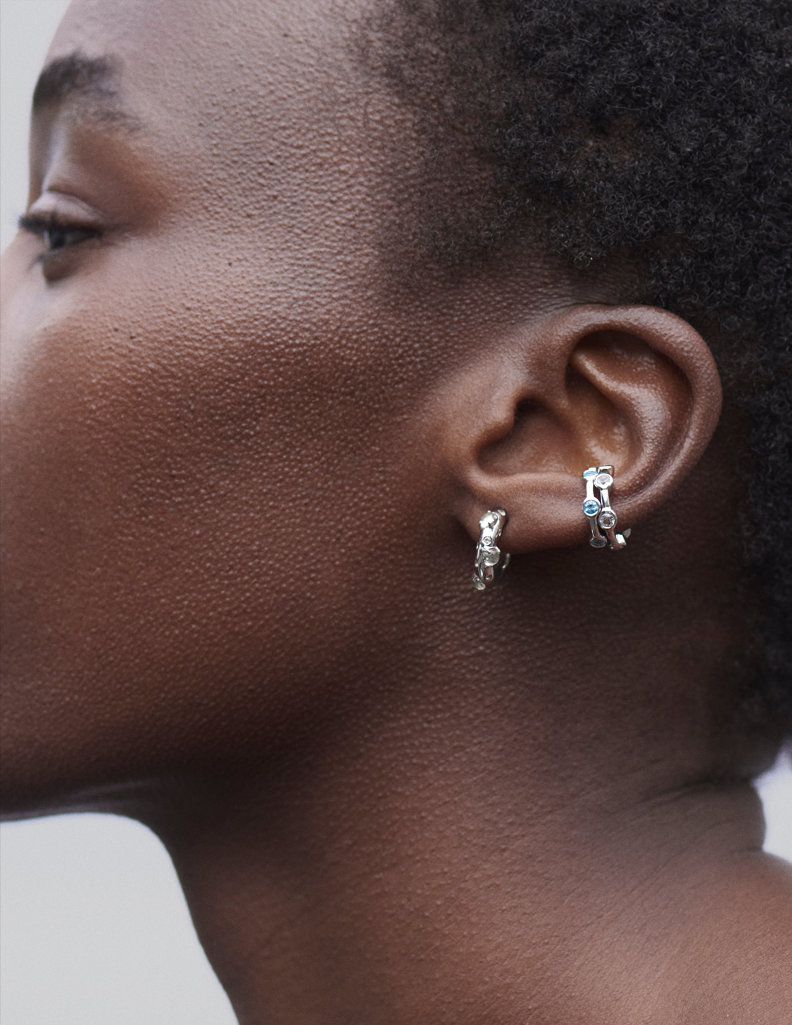 Carolin_Stone_Jewellery_Mystical_Creolen_gruner_Amethyst_Silber_am_model.jpg