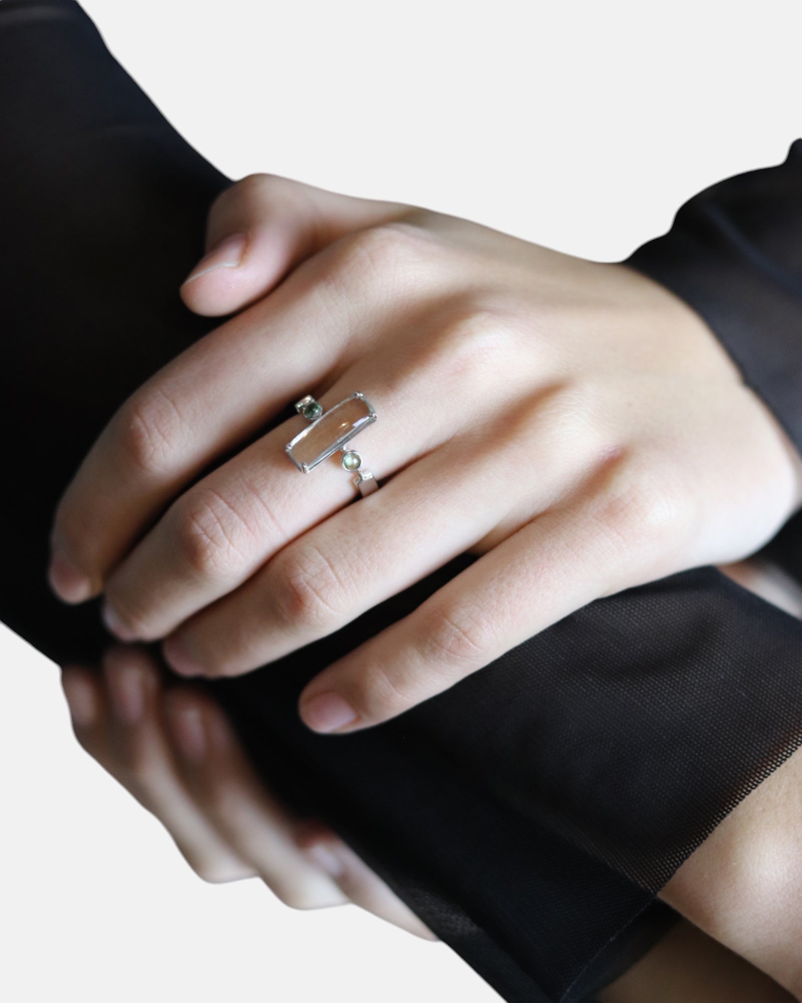 Carolin_Stone_Jewellery_Mystical_Ring_gruner_Amethyst_Silber_am_finger.jpg
