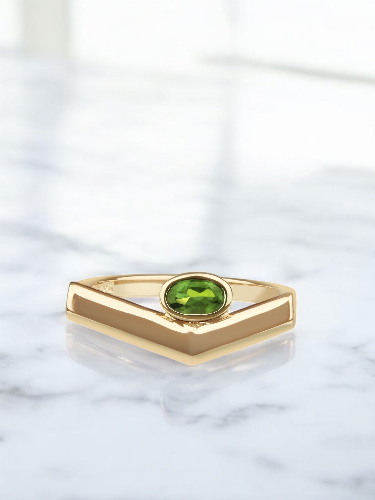 Carolin_Stone_Jewellery_Pioneering_Ring_Gold_Chromediopside_Rings_marble_banner-Photoroom-2.jpg