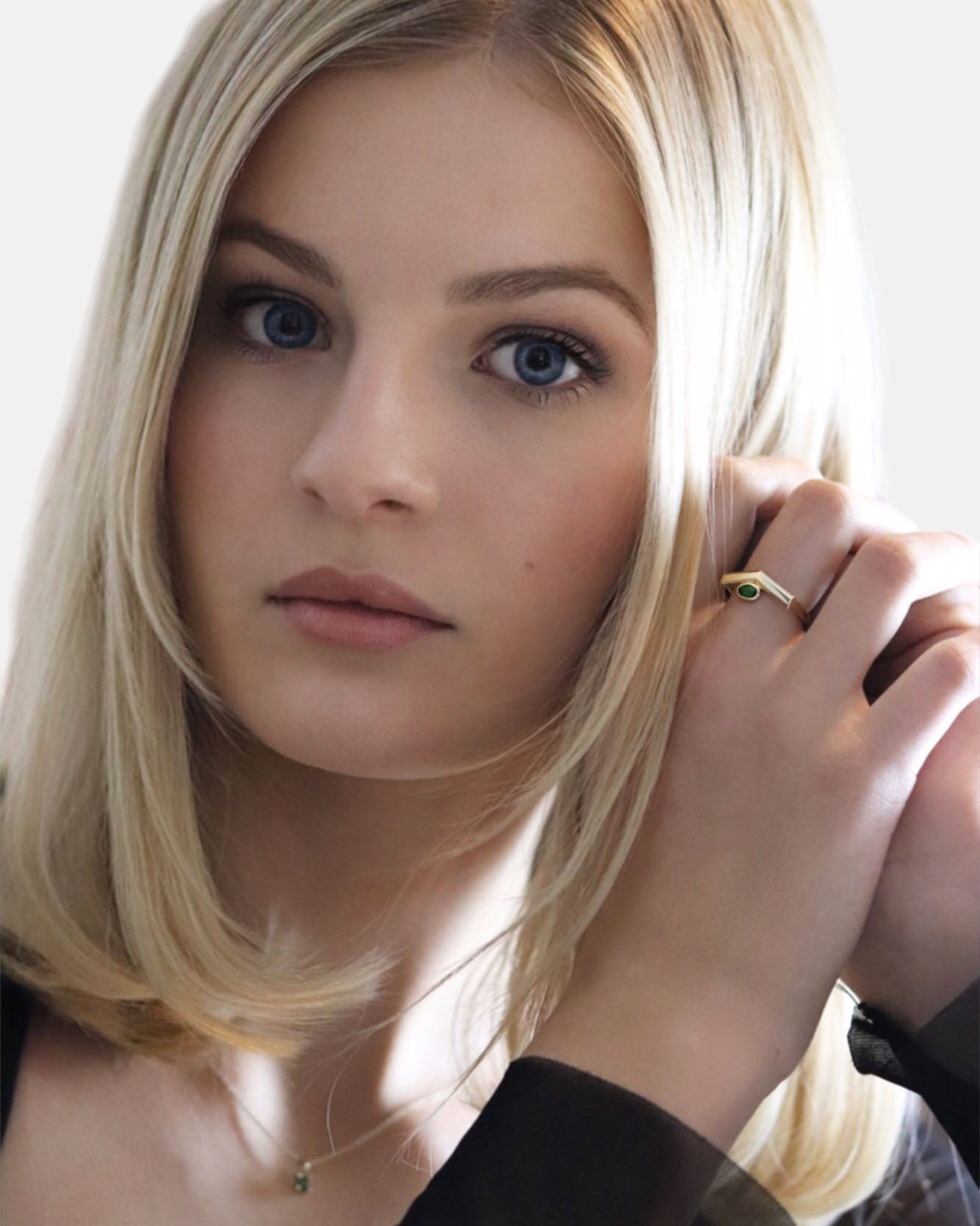Carolin_Stone_Jewellery_Pioneering_Ring_Gold_am_model_1.jpg