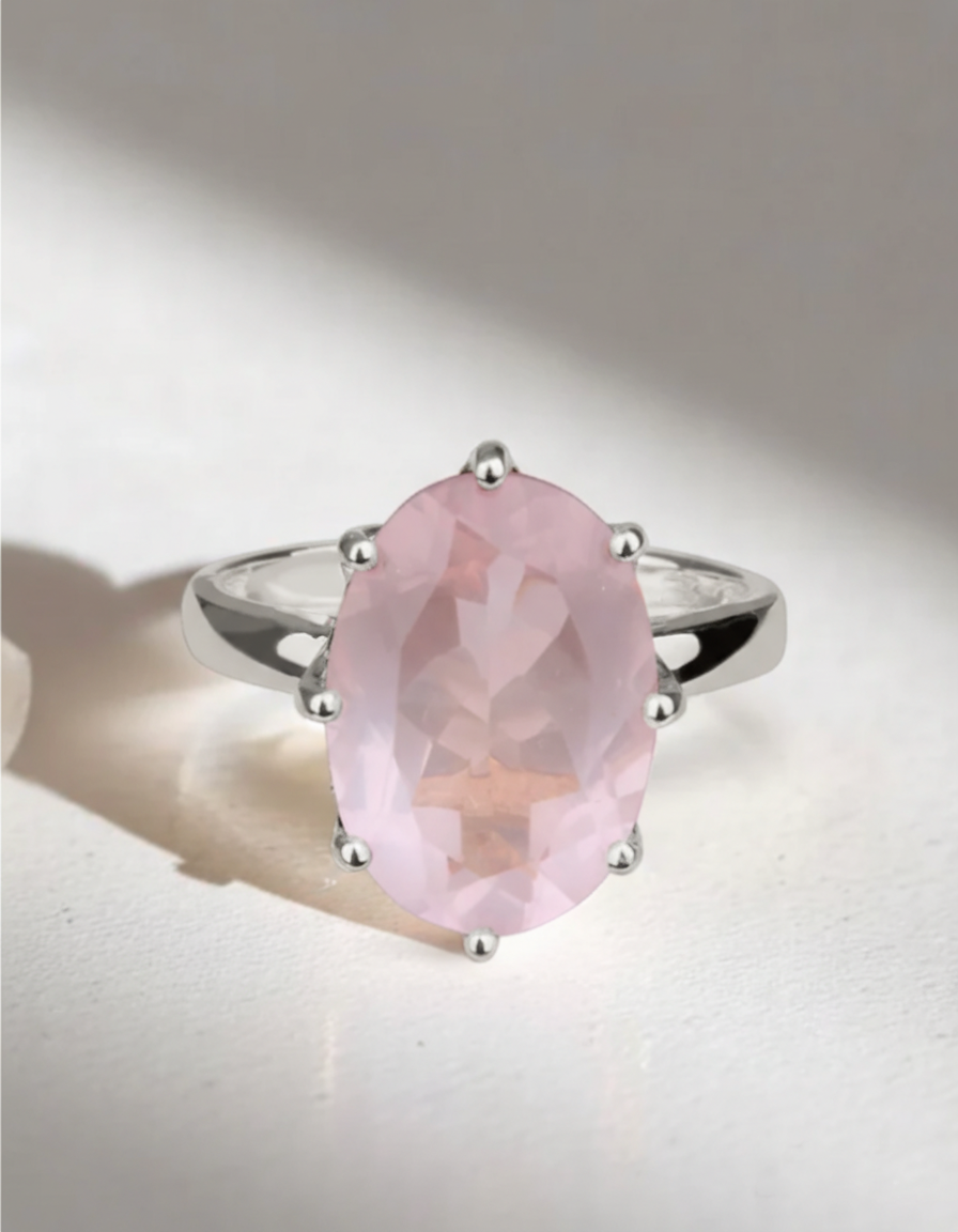 Carolin_Stone_Jewellery_Rose_Ring_Rosenquartz_Gold_silllife_2.png