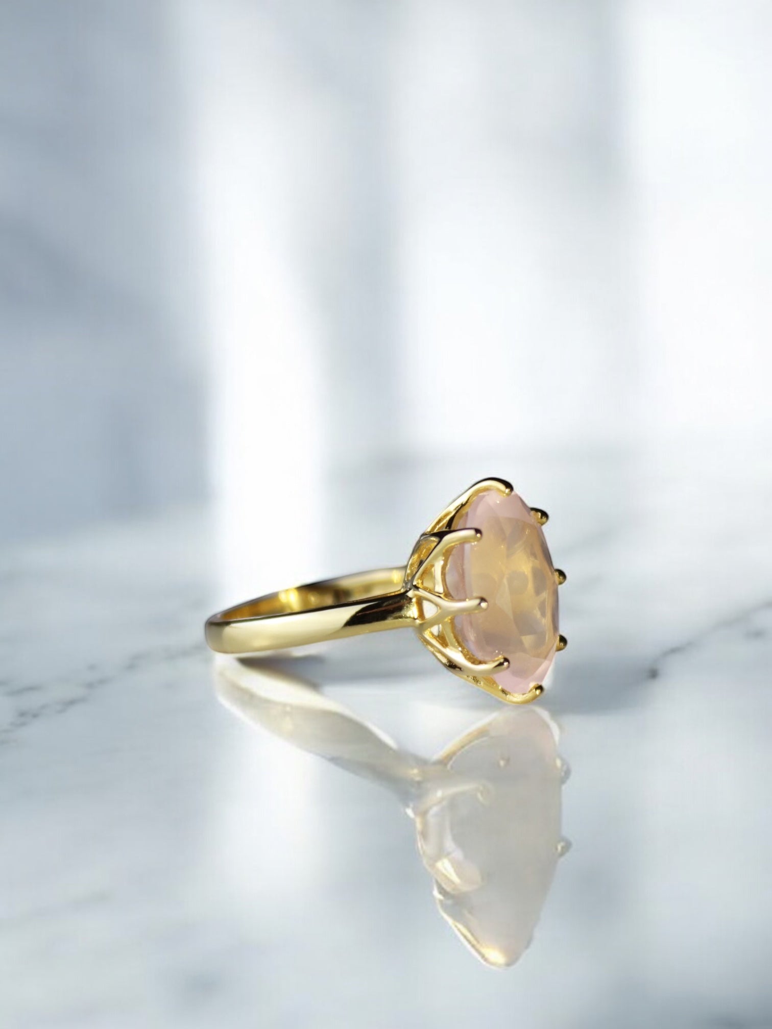 Carolin_Stone_Jewellery_Rose_Ring_Rosenquarz_Gold_2-Photoroom-3-Photoroom.jpg