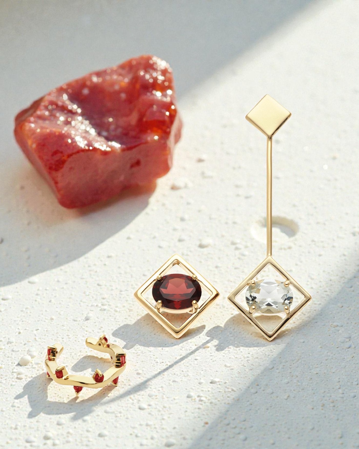 Carolin_Stone_Jewellery_Roter_Granat_Schmuck_Ohrringe_Earcuff_Gold.jpg