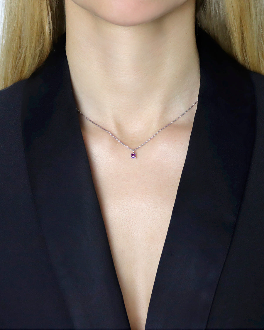 Carolin_Stone_Jewellery_Selbstbewusstsein_Halskette_Rhodolith_Silber_am_hals.jpg