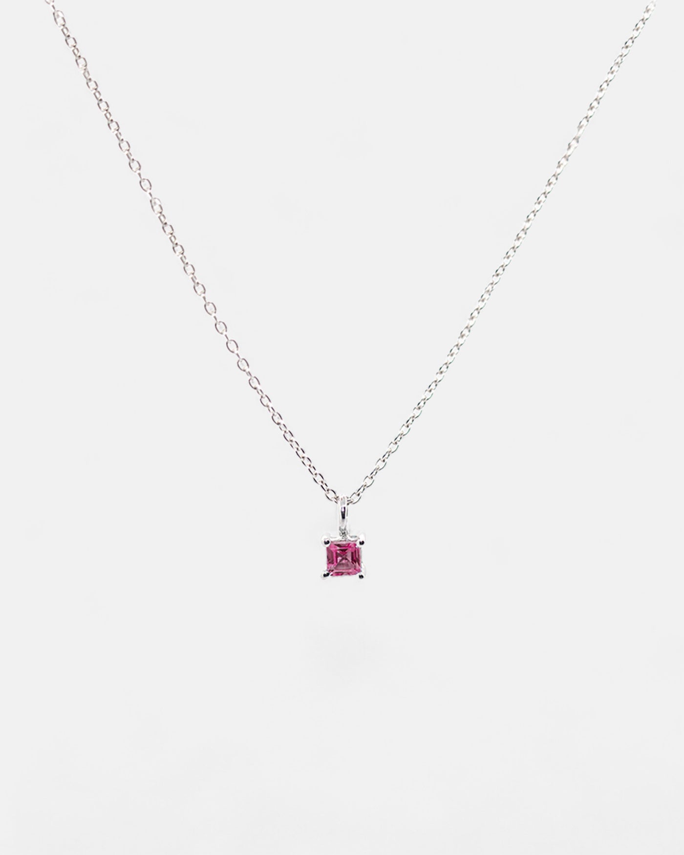 Carolin_Stone_Jewellery_Selbstbewusstsein_Halskette_Rhodolith_Silber_main.jpg