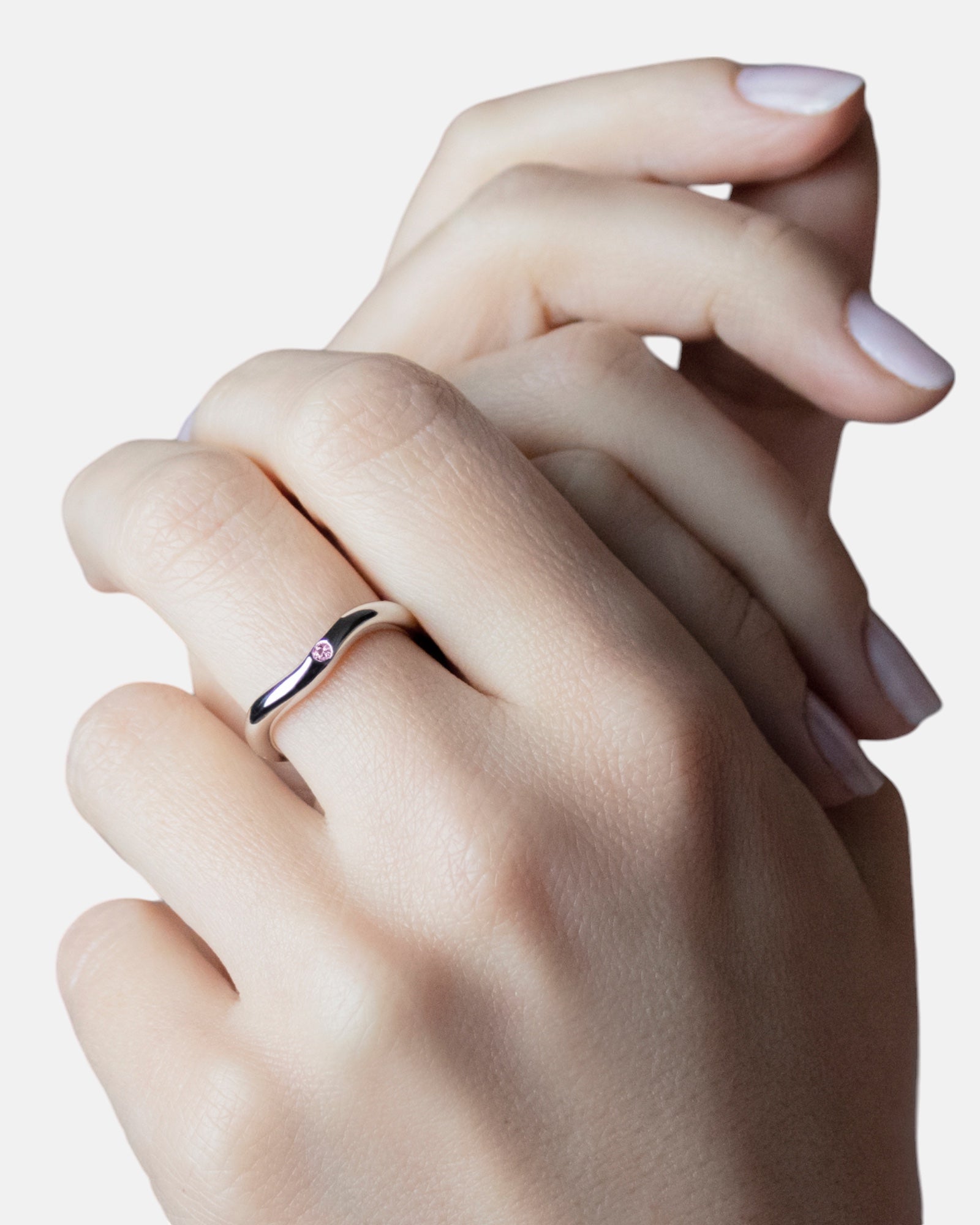Carolin_Stone_Jewellery_Silberring_poliert_pre_set_Topas_Hidden_Inner_Strength_main_am_finger_1.jpg