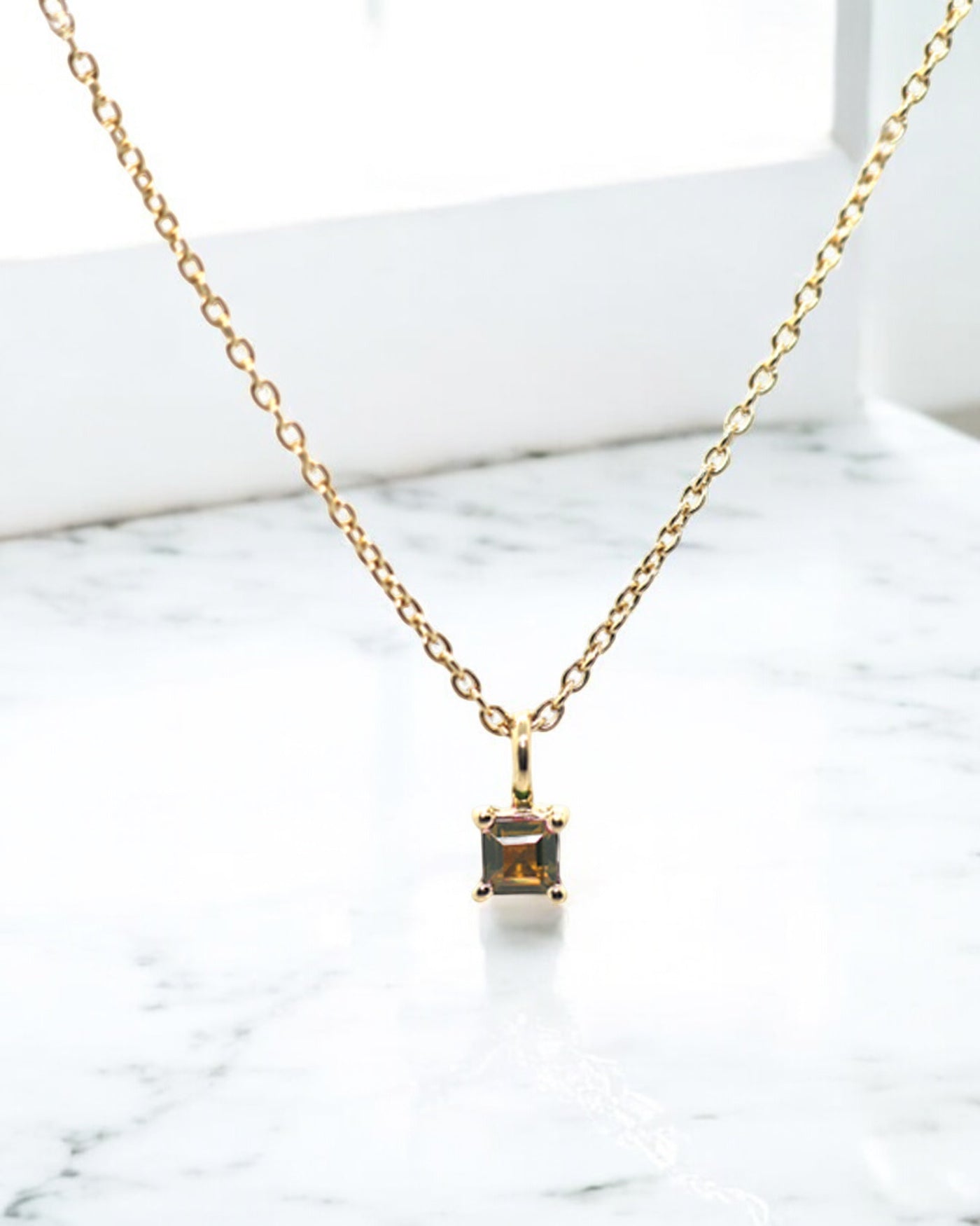 Carolin_Stone_Jewellery_Stressreduzierung_Halskette_Rauchquarz_Gold_2-Photoroom.jpg