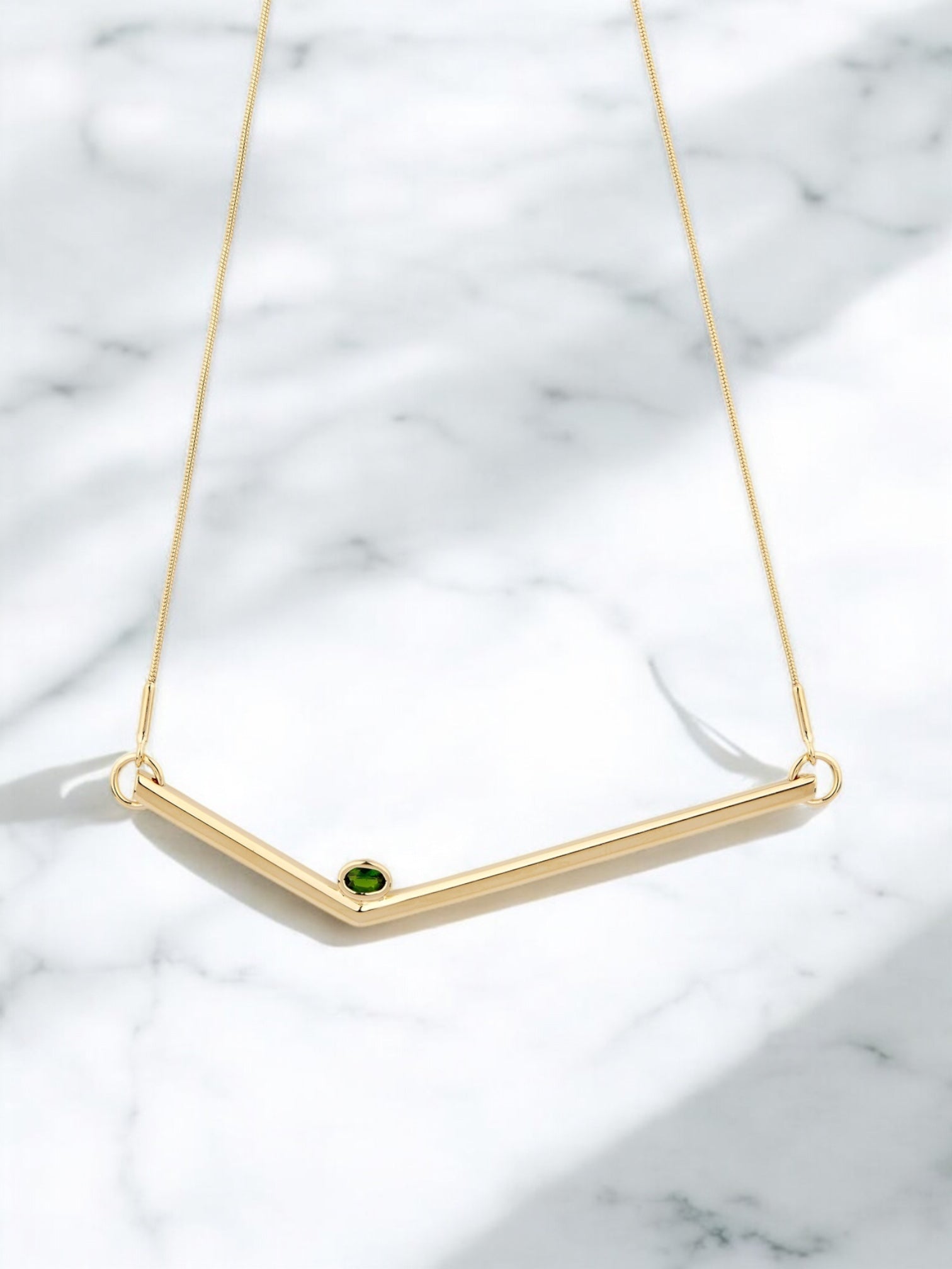 Carolin_Stone_Jewellery_Transforming_Necklace_Gold_Chromediopside_Neckalces_marble_banner-Photoroom-2.jpg