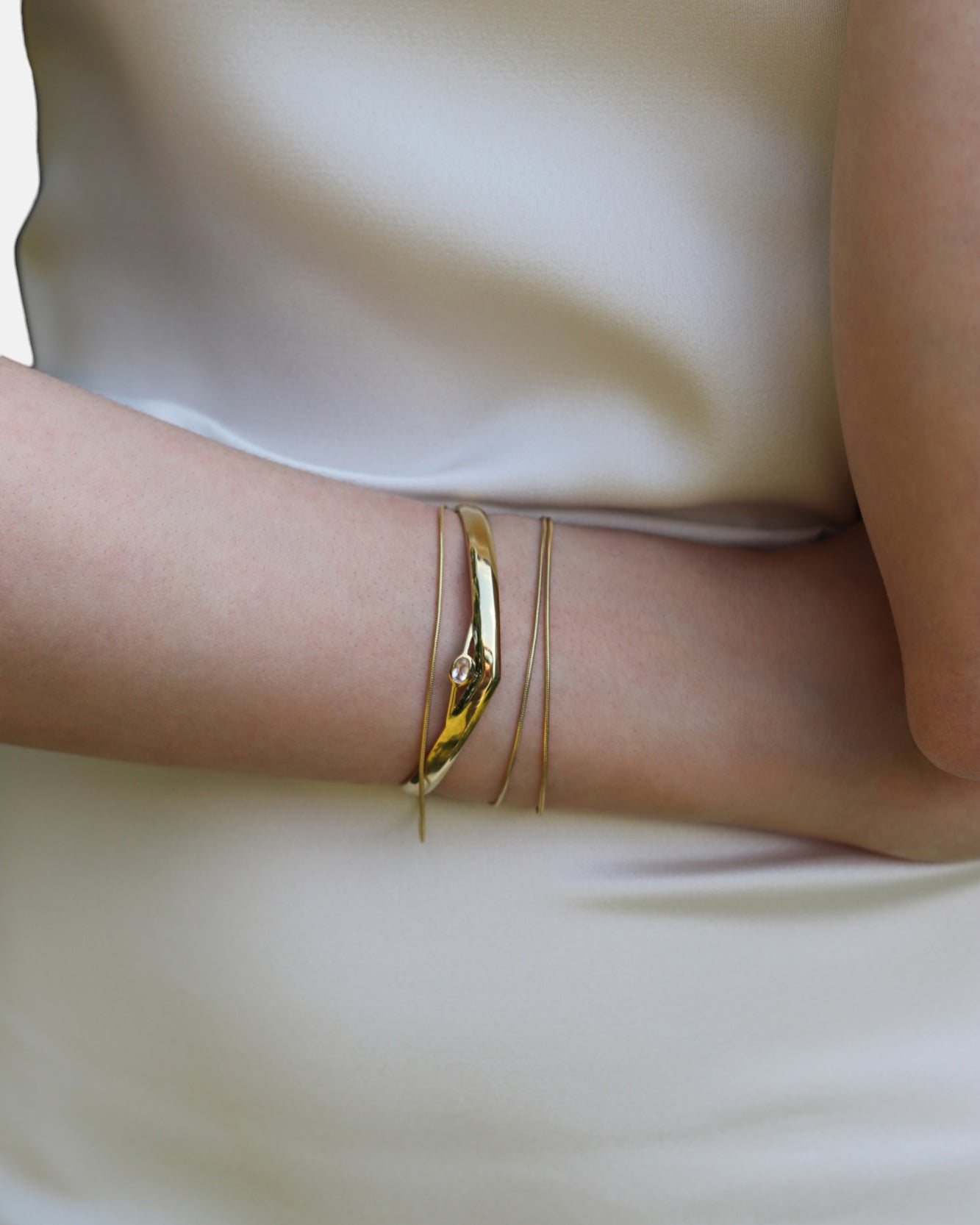 Carolin_Stone_Jewellery_Unlimited_Love_Armreif_Rosenquarz_Gold_am_model_1.jpg