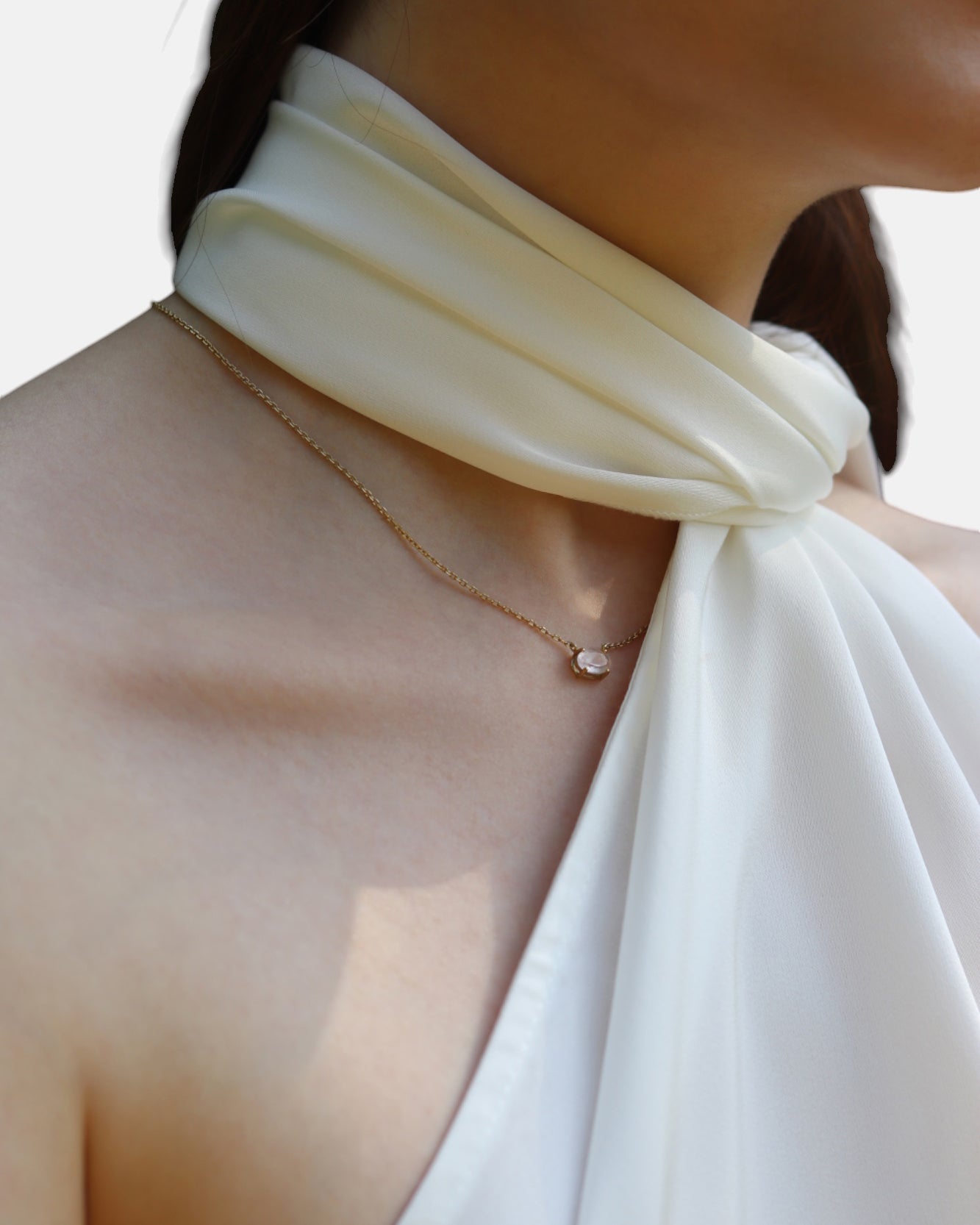 Carolin_Stone_Jewellery_Unlimited_Love_Halskette_Rosenquarz_Gold_am_model_1.jpg