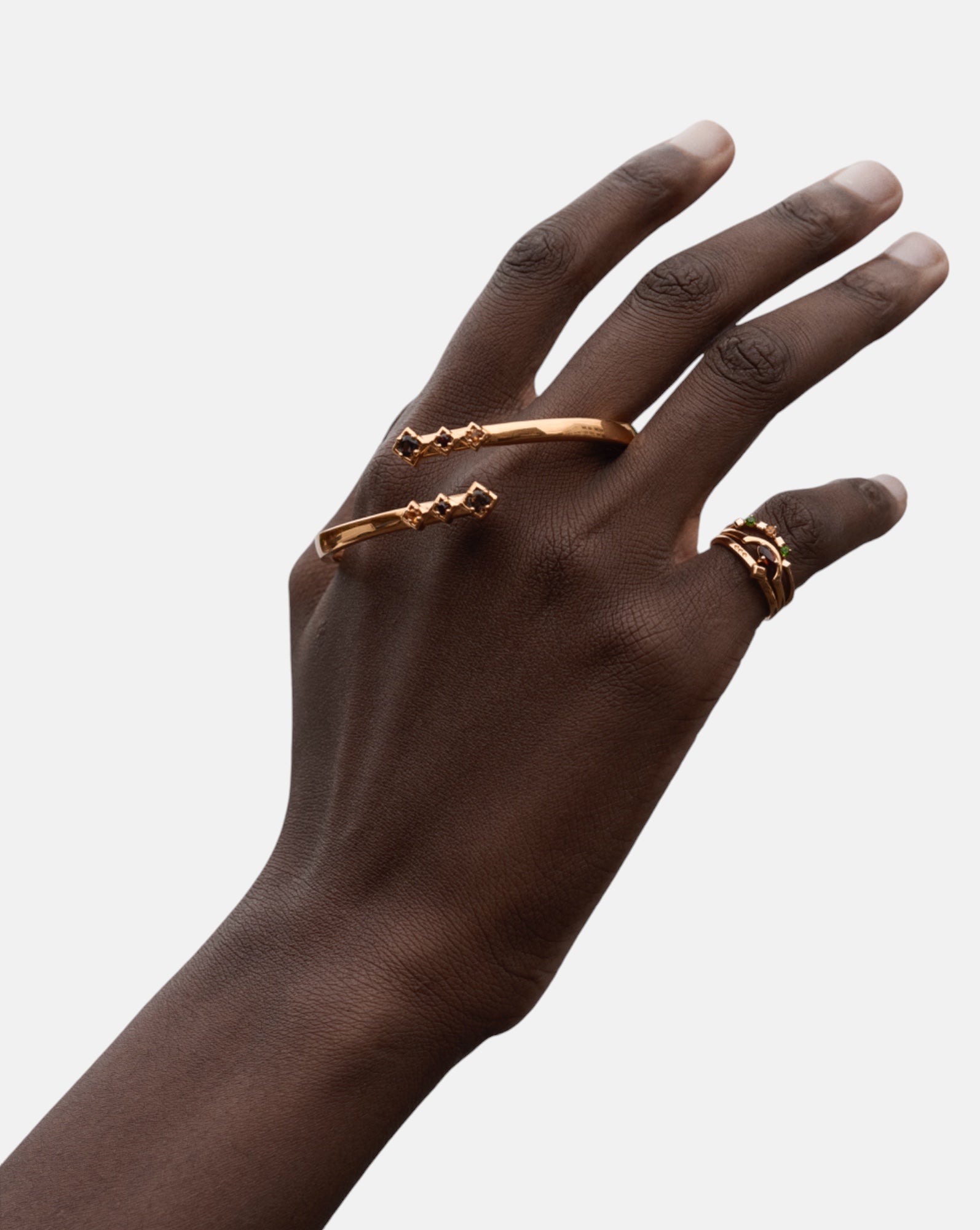 Carolin_Stone_Jewellery_Visionary_Armreif_Rauchquarz_Gold_3.jpg