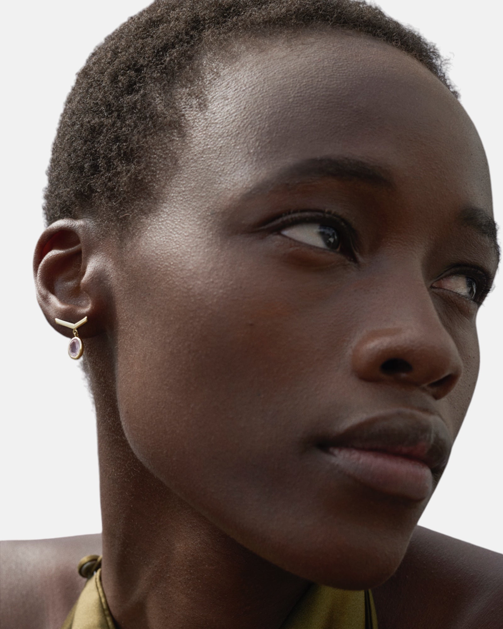 Carolin_Stone_Jewellery_Visionary_Ohrstecker_Rosenquarz_Gold_am_model.jpg