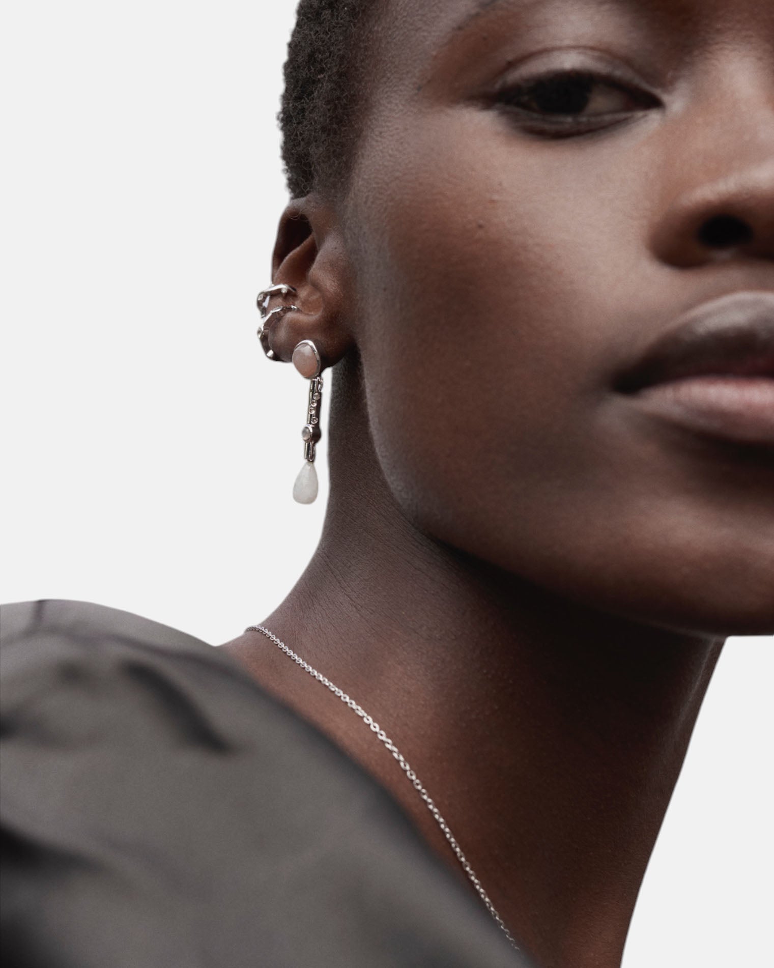 Carollin_Stone_Jewellery_Daydreamer_Ohrringe_Mondstein_Silber_on_model_1.jpg