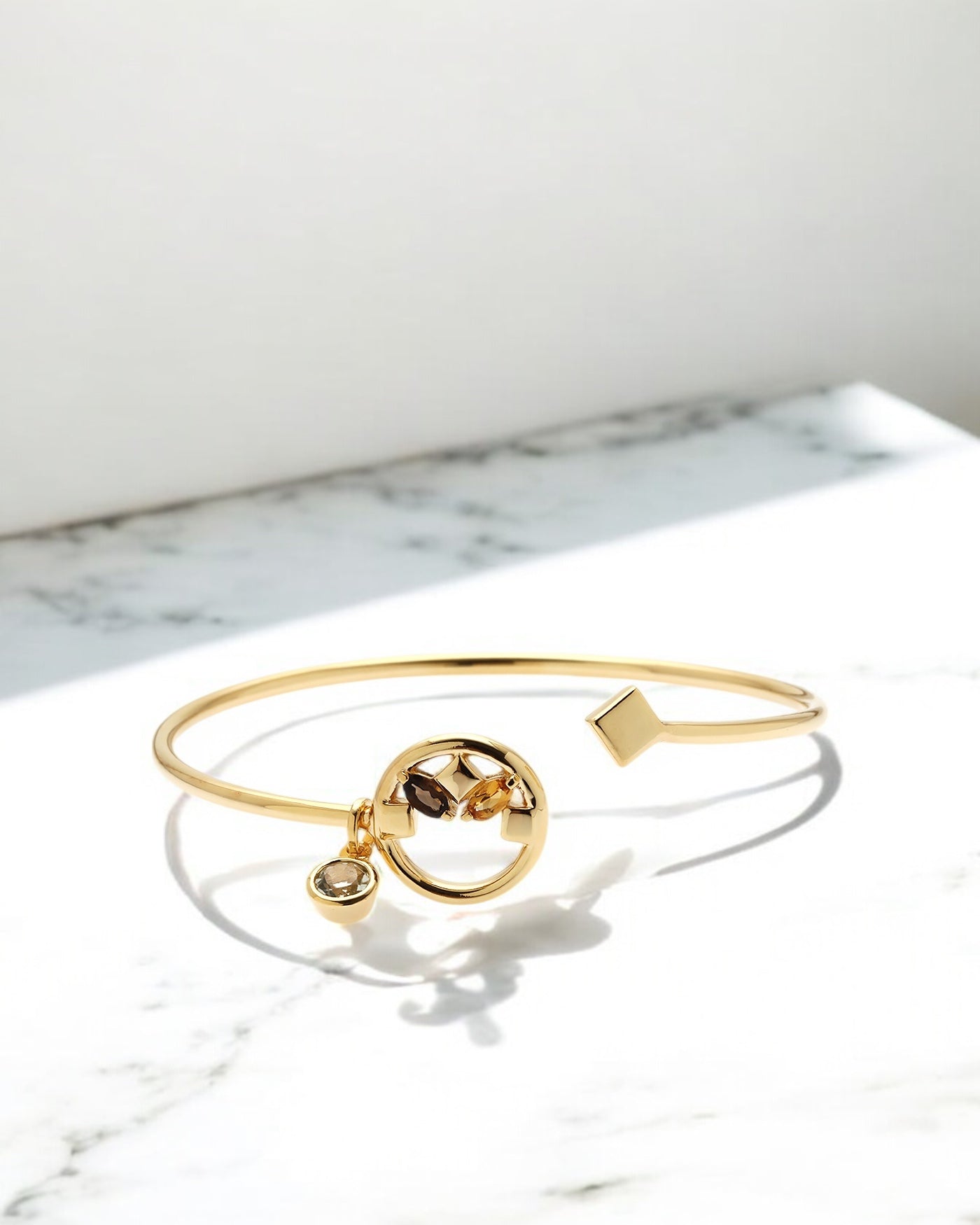Carollin_Stone_Jewellery_Heroic_Armreif_Rauchquarz_Gold_2-Photoroom.jpg