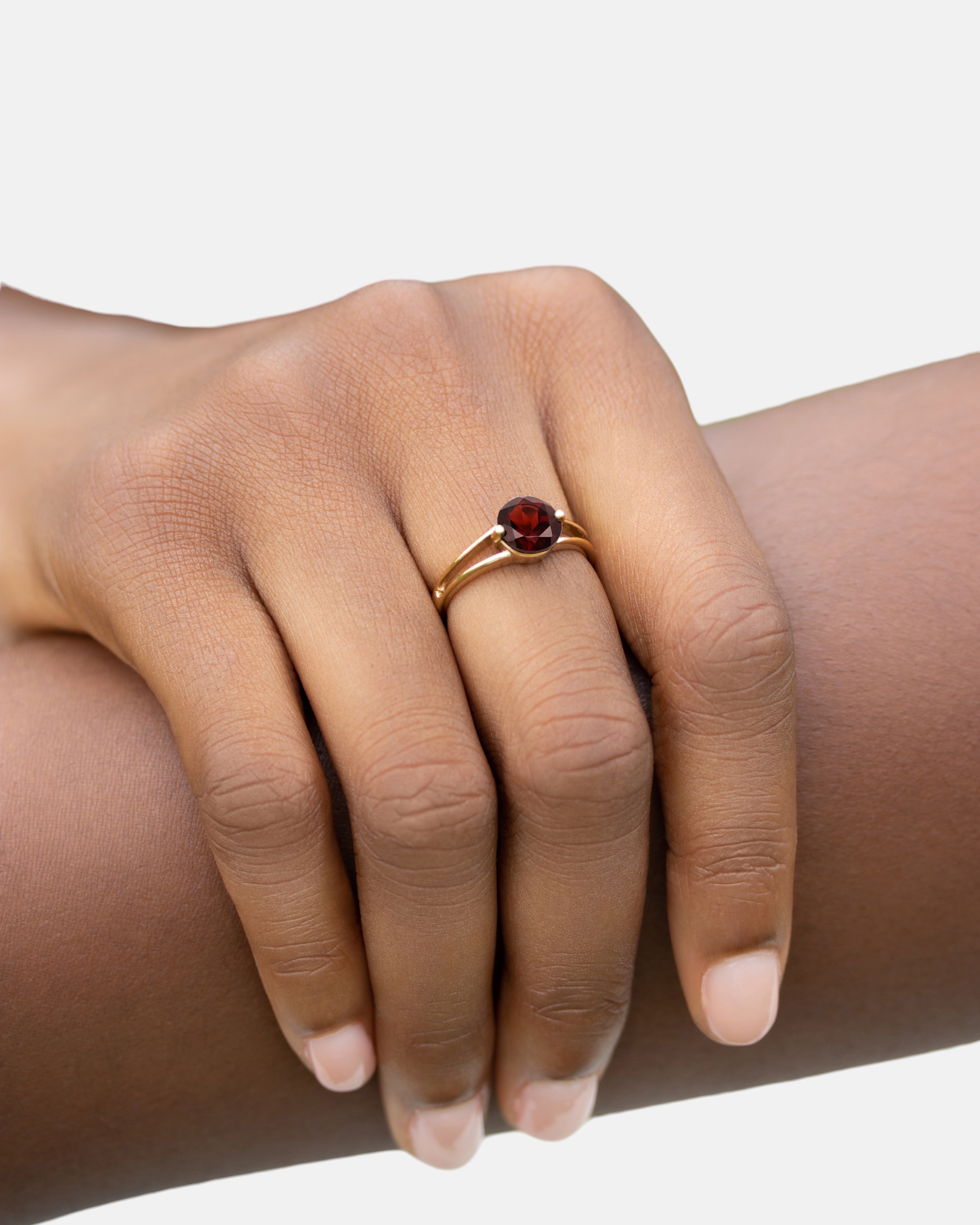 Intention_ring_on_finger_cutout2_grey_RoterGranat_websitesize.jpg