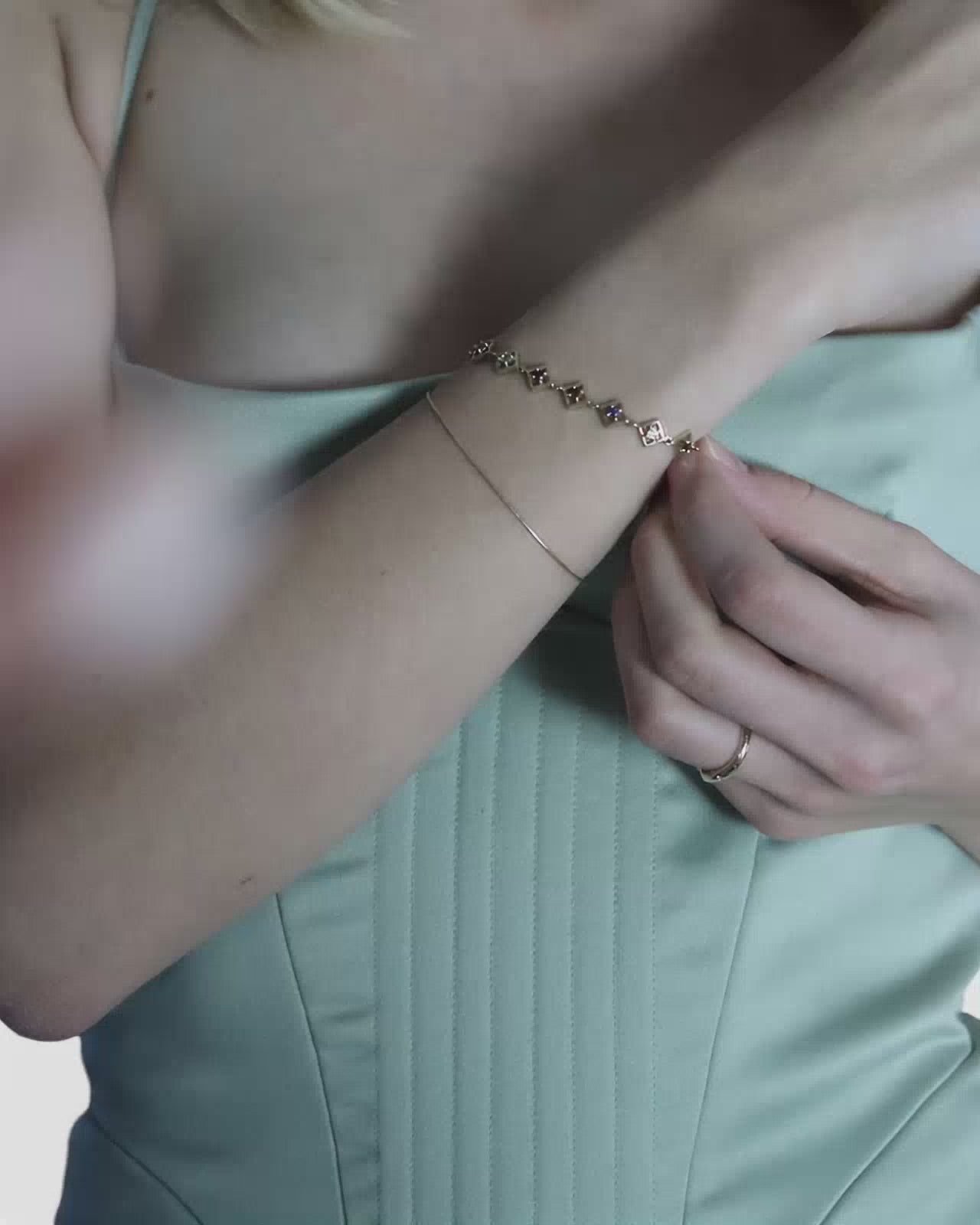 Embrace Me Armband Granat Gold