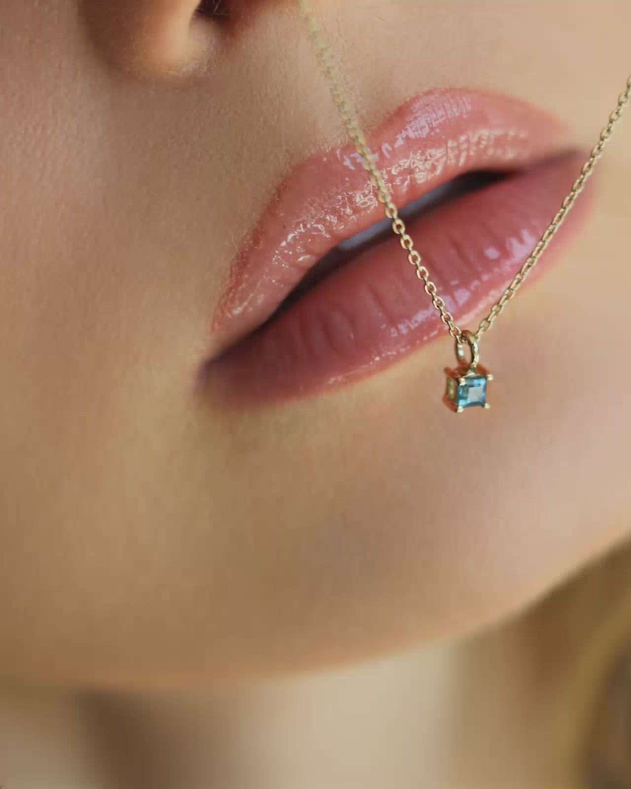 Carolin_Stone_Jewellery_Kommunikation_Halskette_Topas_Gold_video